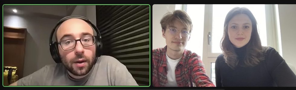 Yascha Mounk en pleine interview avec Giulia Cibrario et Simonas Zilinskas d'Open Source Politics