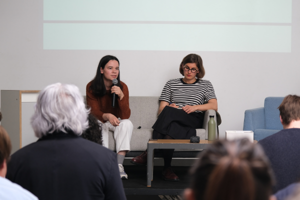 Louise Guillot et Claudia Chwalisz lors de la table ronde dédiée aux innovations démocratiques et initiatives de terrain le 4 avril 2024 lors des rencontres du Club Open Source Politics